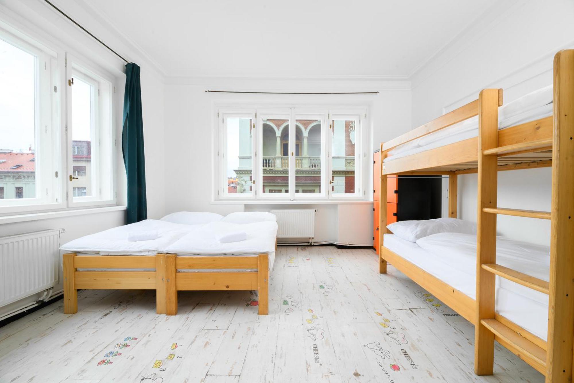 Benedikt City Center Hostel Прага Екстериор снимка